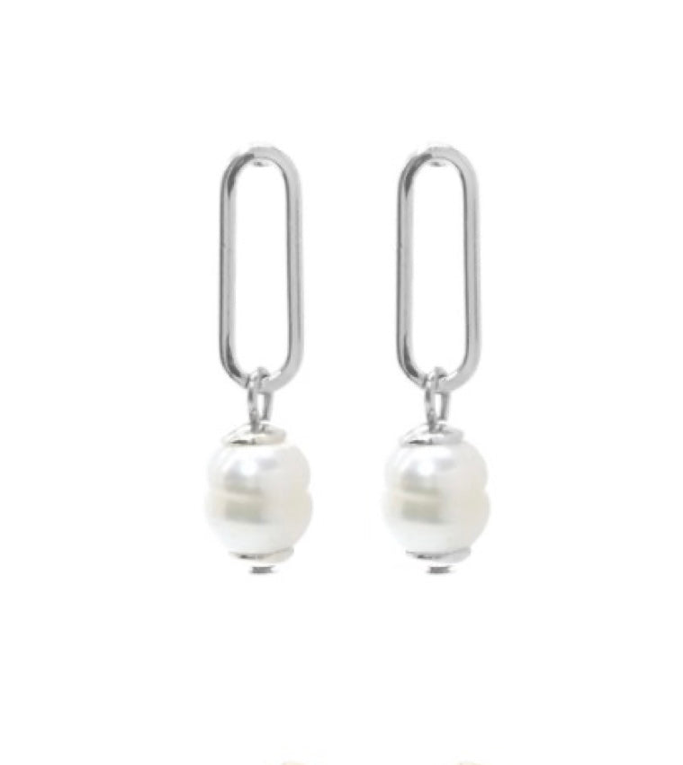 The Dana 92 Silver Earrings by Elise Accessories feature elongated oval links and white pearl-like beads, creating a stunning piece of costume jewellery, set against a plain white background.