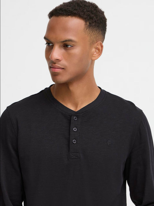 A young man with short hair wears the BLEND Shirt 'BHIBrat' in black and looks slightly to his left against a plain light background.