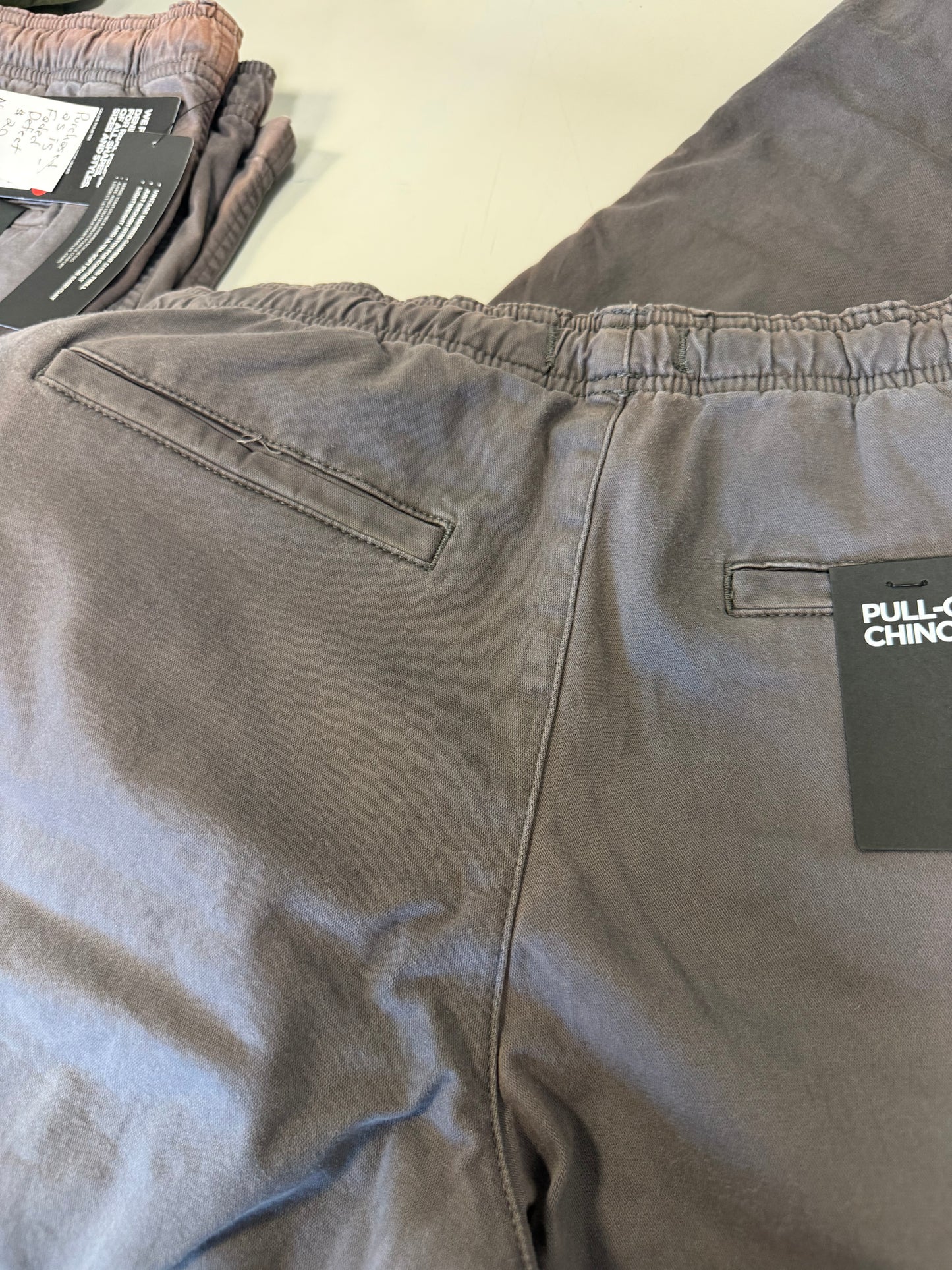 PULL-ON CHINO SHORT DARK GREY Silver Jeans Co. Style M52155CBT639