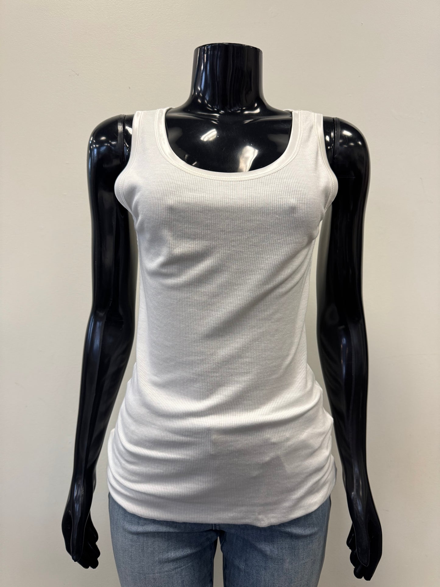 A black mannequin wears the SC-RYAN 1 TOP OFF WHITE by SoyaConcept, a classic fit ribbed tank, paired with light blue jeans against a plain light background.