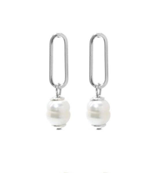The Dana 92 Silver Earrings by Elise Accessories feature elongated oval links and white pearl-like beads, creating a stunning piece of costume jewellery, set against a plain white background.
