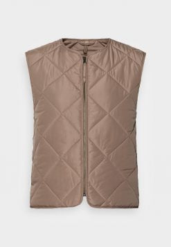 The SC-FENYA 46 – Waistcoat Soyaconcept Excellent by SoyaConcept is a lightly padded, sleeveless, light brown quilted vest made from 100% polyester with a front zipper closure. It features diamond pattern stitching and a simple, straightforward design. For easy care, it can be machine washed. The product is showcased against a plain white background.