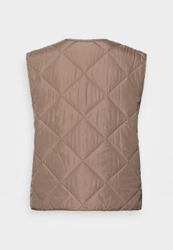 The SC-FENYA 46 – Waistcoat Soyaconcept Excellent by SoyaConcept is a lightly padded, sleeveless, light brown quilted vest made from 100% polyester with a front zipper closure. It features diamond pattern stitching and a simple, straightforward design. For easy care, it can be machine washed. The product is showcased against a plain white background.